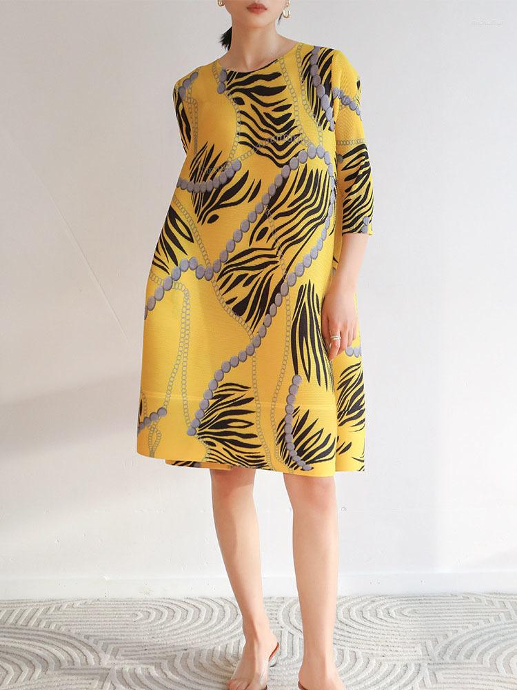 

Casual Dresses SUSU Pleated Mixed Color Printing Dress Loose Striped High Elastic Round Neck Seven Sleeve Woman Clothes 2022 Summer NH-A069, Green dress