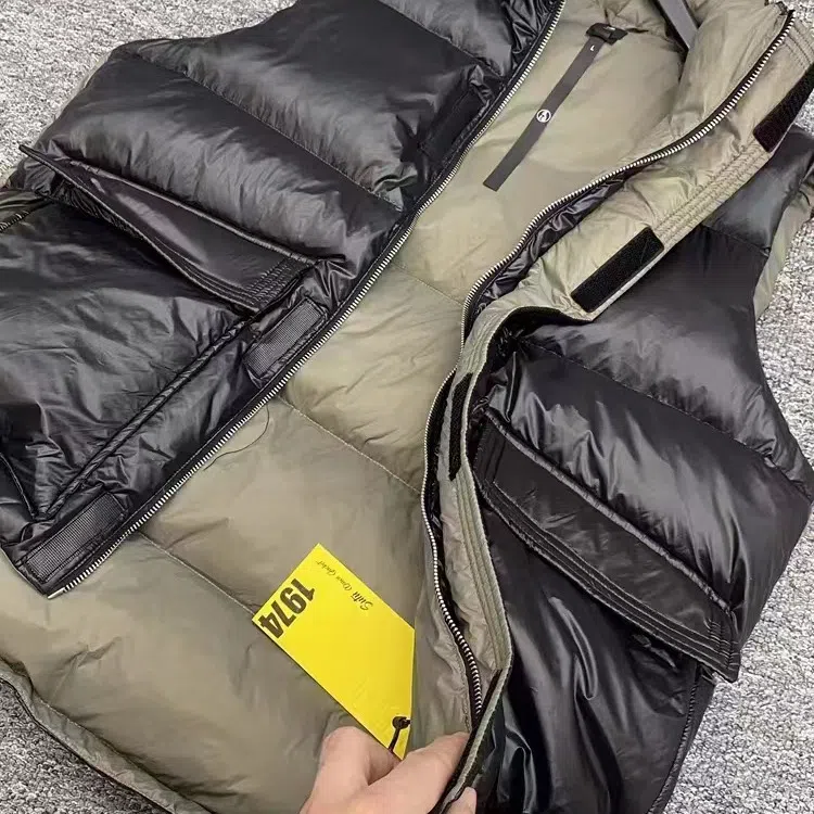 

Winter men and women warm solid down vest sleeveless jacket Classic Feather Weskit, Black