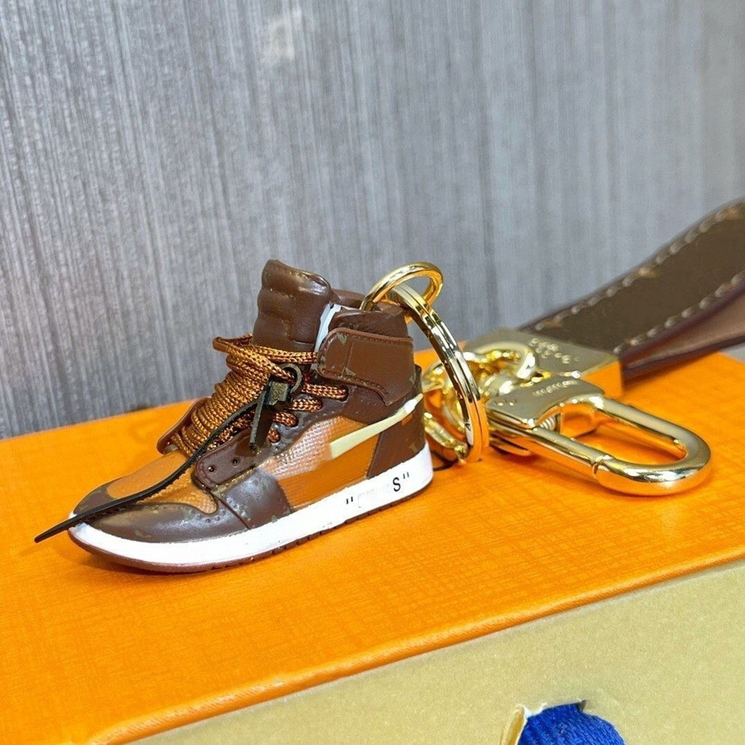 

Luxury designer keychain fashion luxurys classic designers key chain Handmade Leather car keyring Pendant Accessories letter 2 color