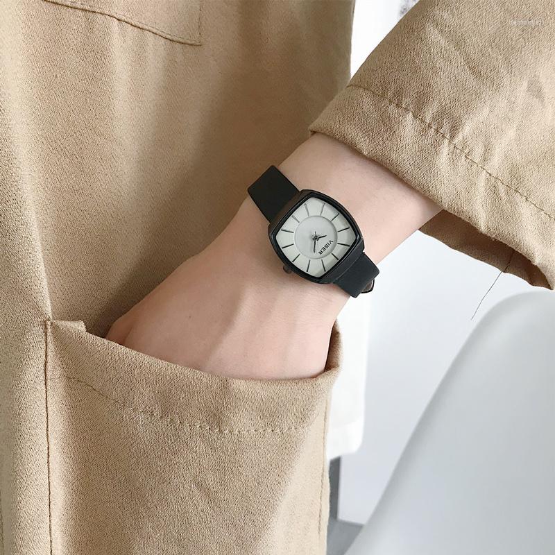 

Wristwatches Watch Ins Niche Design Student Girl Simple Temperament Forest Retro Cold Japanese Small Square, Black belt bai pan