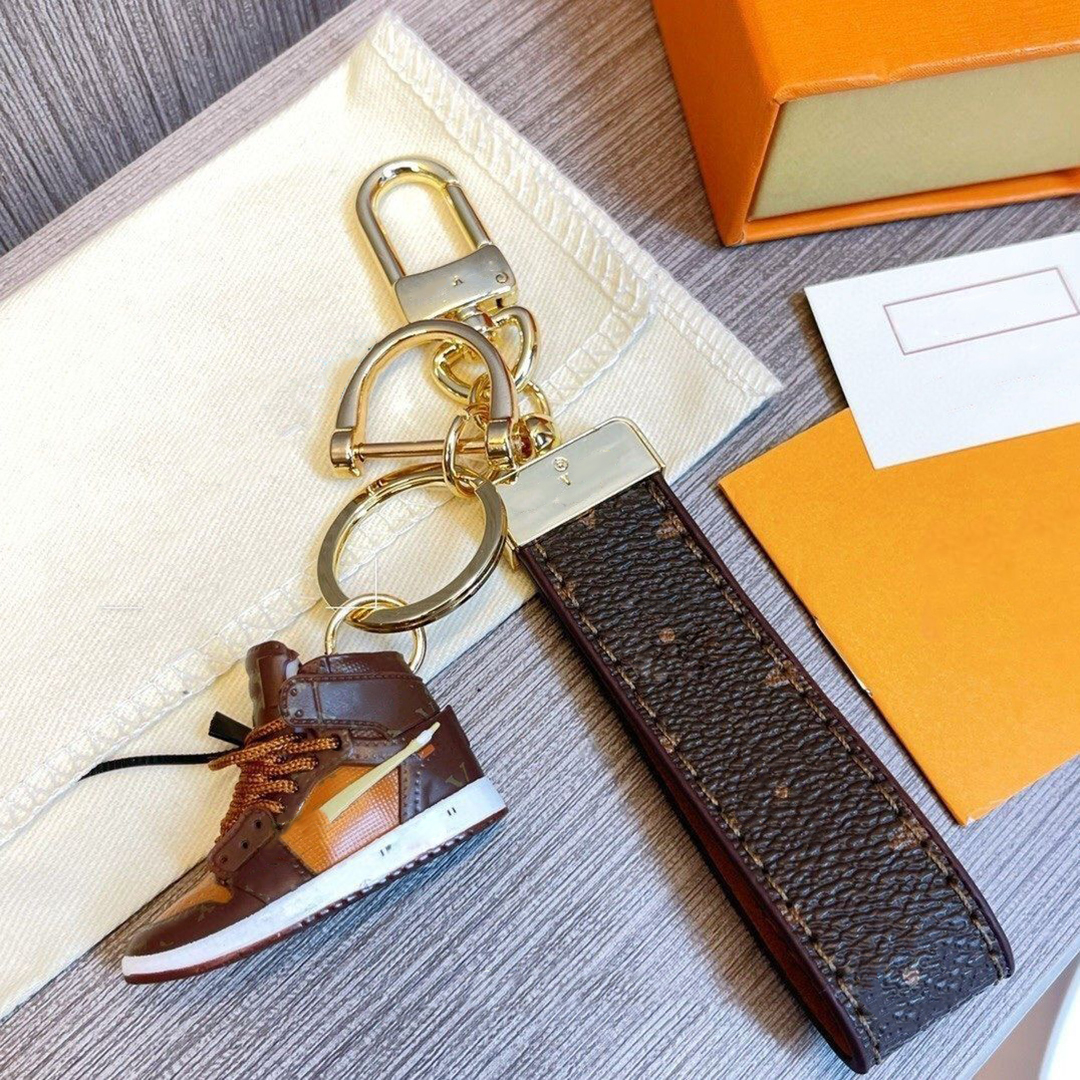 

Luxury designer keychain fashion luxurys classic designers key chain Handmade Leather car keyring Pendant Accessories letter 2 color good