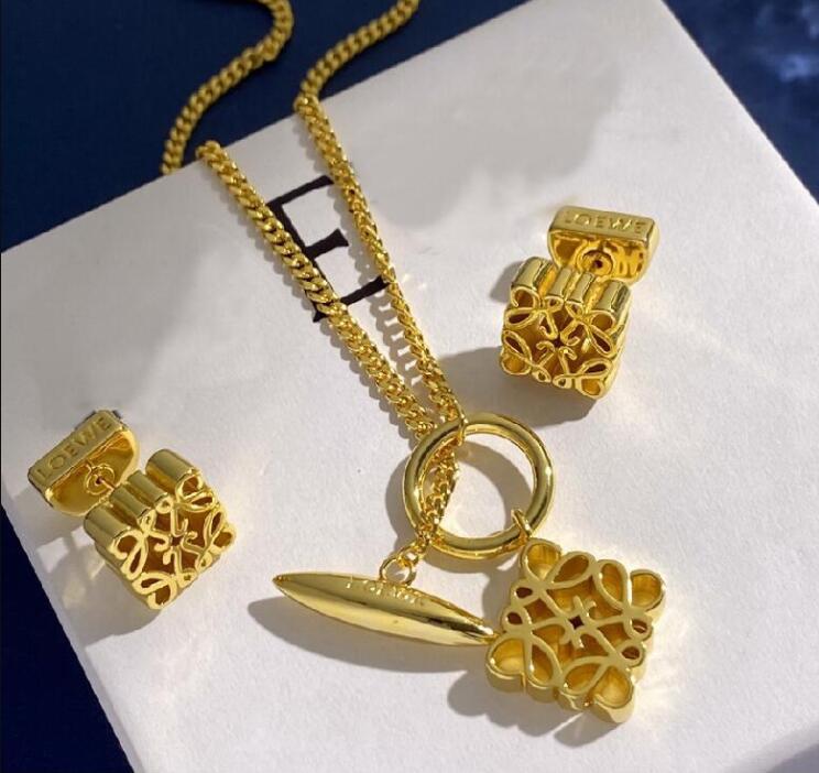 

New designed Fashion Dangle asymmetric women retro earrings 18K gold plated tassel temperament ear stud hoop ladies Designer Jewelry LUO32