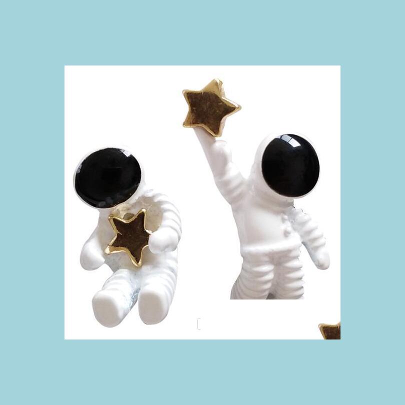 

Stud Korean Fashion Creative Nette Design Starry Sky Space Star Studs Asymmetrische Astronaut Stud Ohrringe Mode Earrings Carshop2006 Dhhcd