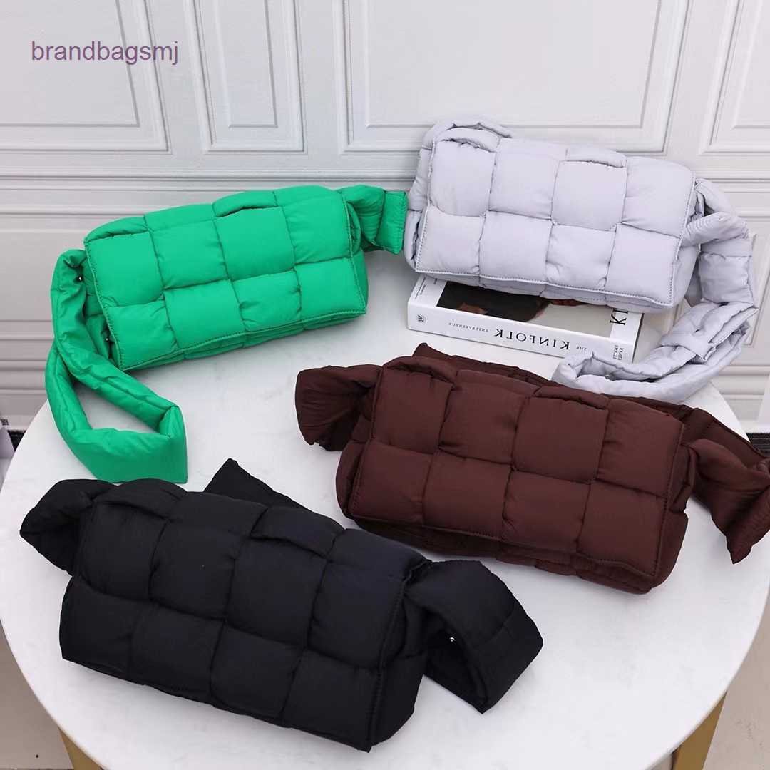 

Bottegas Bag Cassette Venetas 2022 new pillow nylon bag men's and women's simple fashion woven tofu Single Shoulder Messenger large lattice waist, Parrot green