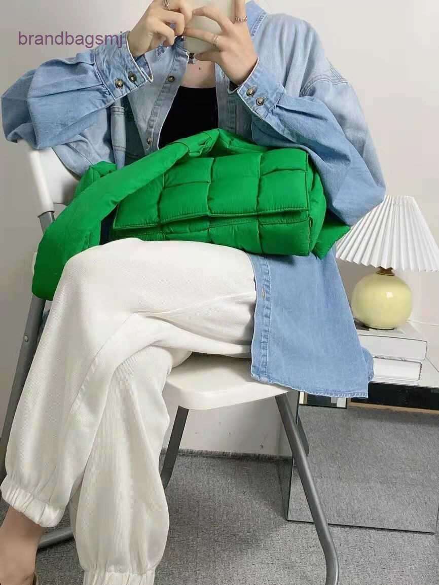 

Bottegas Bag Cassette Venetas The same sponge woven diamond pillow bag women's one shoulder cross body down 2022 solid color horizontal style, Green collection delivery bag