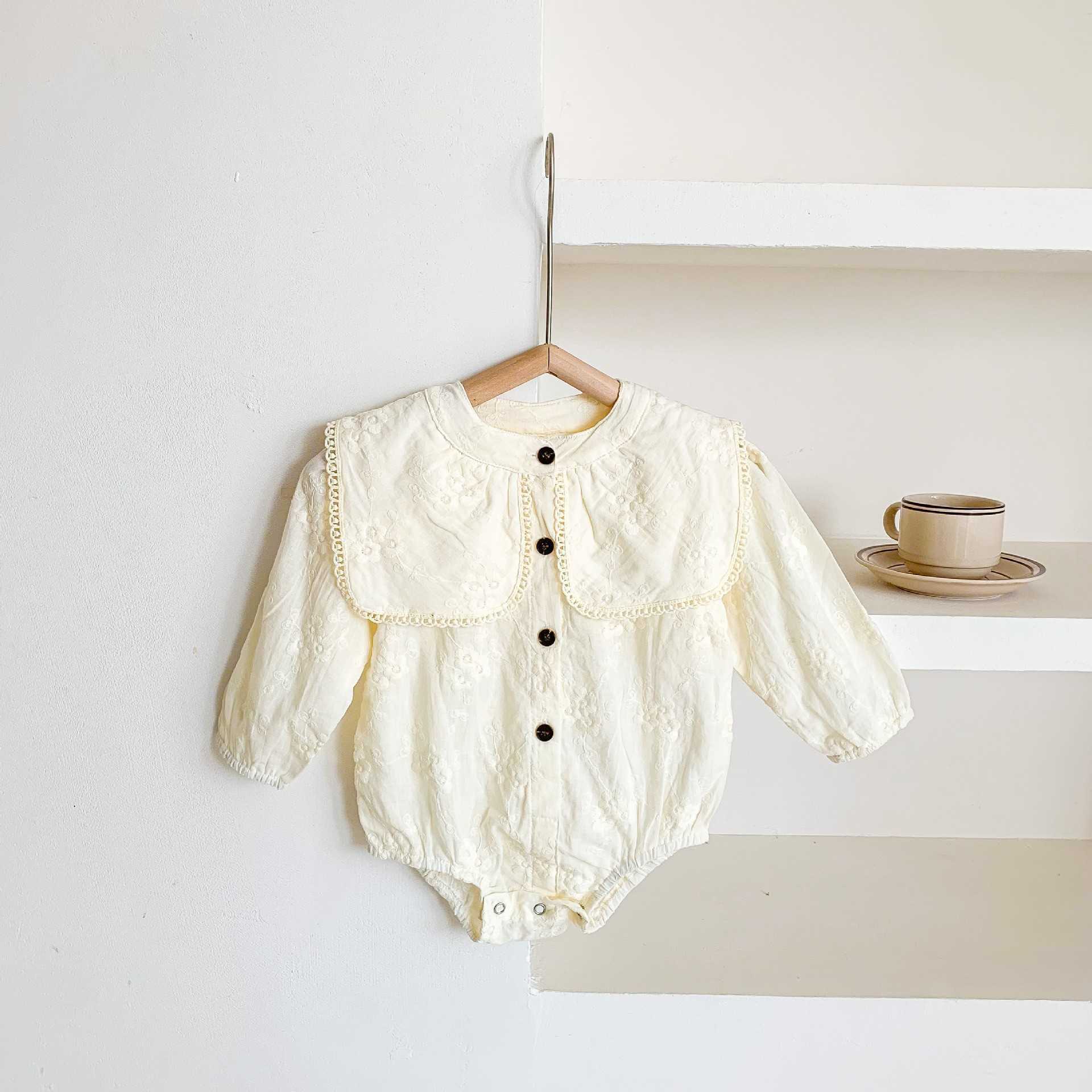 

Rompers Todller Boy Solid Big Lapel Long Sleeves Jumpsuit Sweet Baby Girl Retro Flower Embroidery Cotton Bodysuit One Piece J220922, Beige