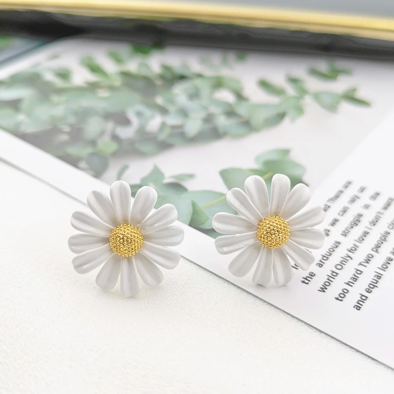 

Original Design Daisy Charm Necklace Women's Clavicle Chain Fashion Simple Temperament Versatile Asymmetrical Flower Earrings Travel Party Earrings AC243