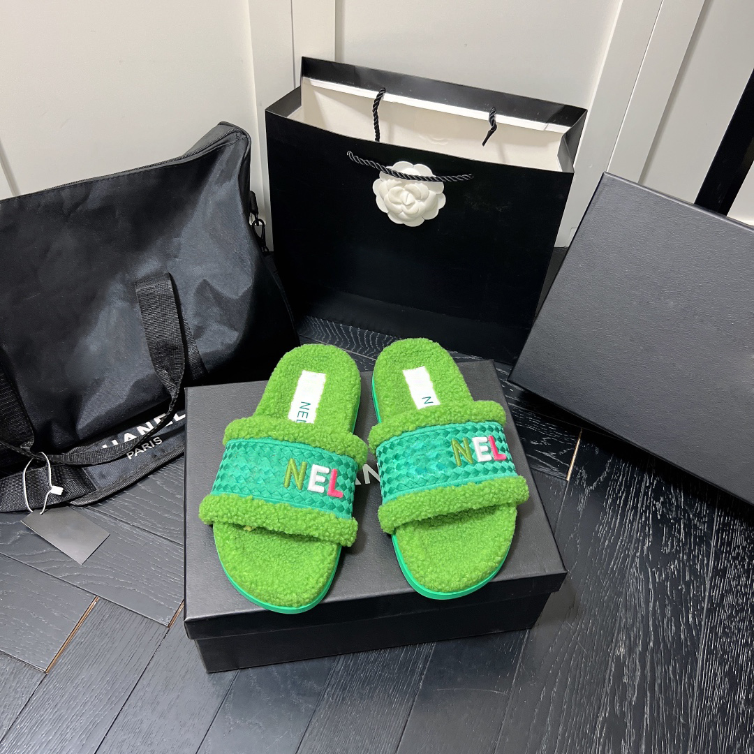

Luxury designer slippers Winter slippers are made of wool classic style warm comfortable and simple very nice, Khaki