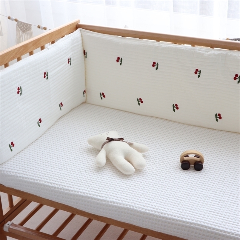 

Bed Rails Korean Pure Cotton Quilted Baby Bed Bumper Cherry Bear Embroidered born Baby Cot Crib Bumpers Infant Bed Protector Bedding 221006