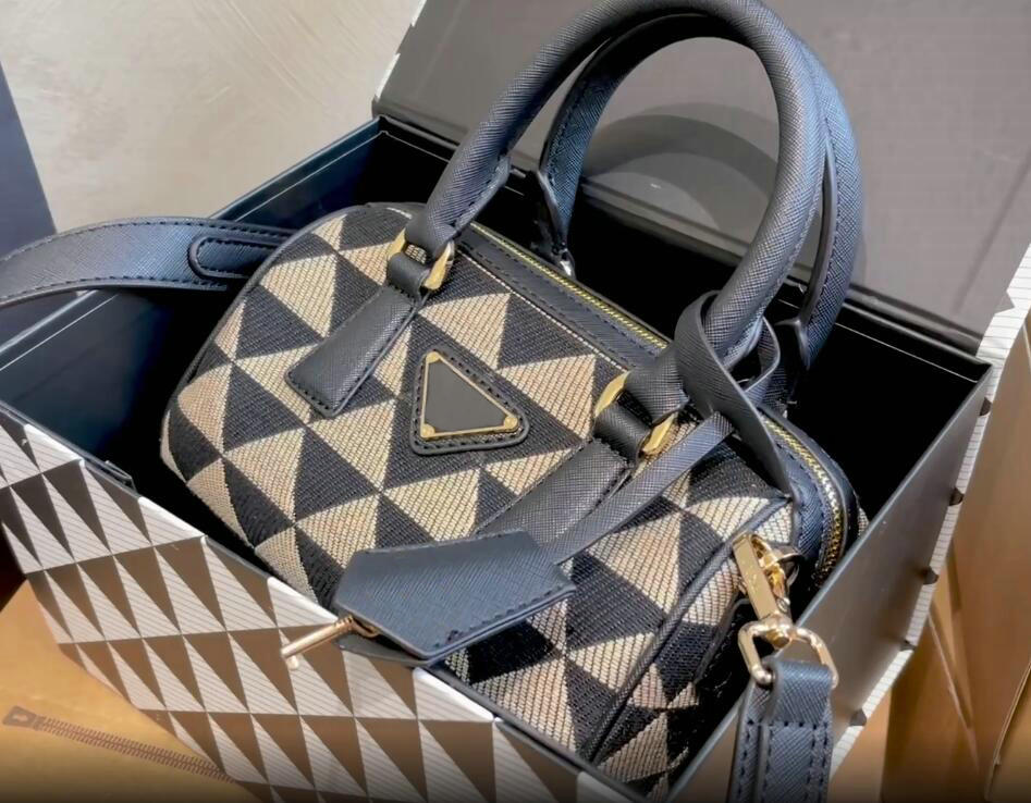 

Designer Crossbody Bags Luxury Triangle Pattern Pillow Shoulder Bags Women Stitching Color Canvas tote Handbags Totes European and American Trend Pur, Black