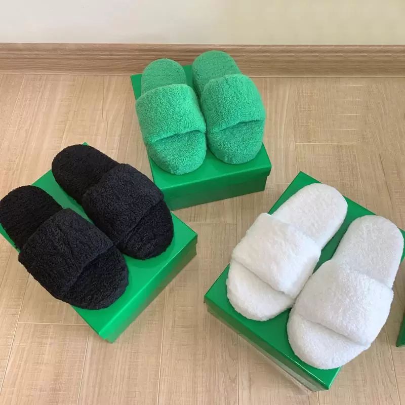 Uggs Femmes Luxurys Designer Sandals Slippers Sliptor Slide Slipper Slipper Winter Slides Fluffy Furry Lettres Fuzzy Chaussures Flip Flop Slipper