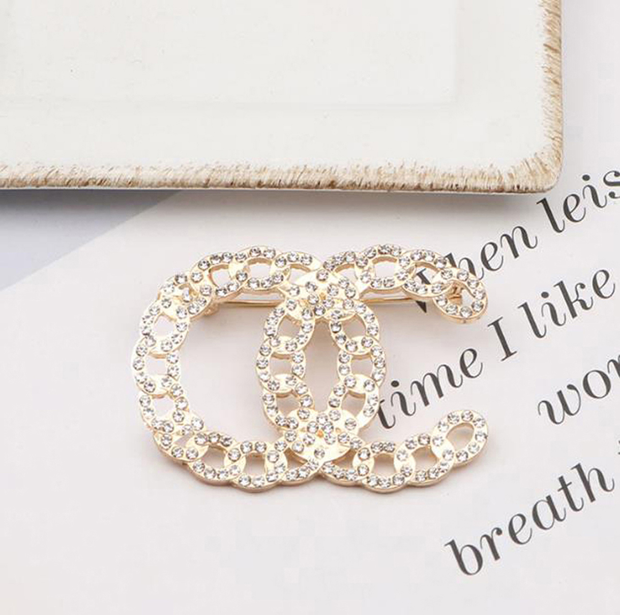 

22ss Gold Silver Women Letter Brooches Hollow Chain Small Sweet Wind 18K Gold Plated Pearl Crystal Pins Party Specifications