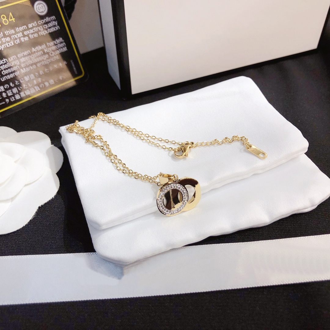 

Europe America Pendant Necklaces Designer Round Fashion Chain Letter Necklace Women Classic High Jewelry Minimalism Personality Style