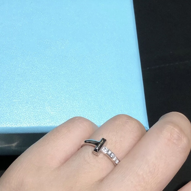 

Luxurys designers rings fashion women diamond ring shows temperament light simple exquisite personalized and versatile adjustable size good very nice