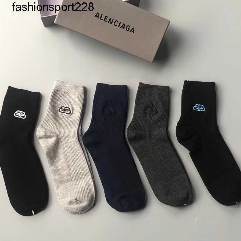 Chaussettes de cr←ateurs Luxury Balencaigass New Paris Letter Men Men Medium Tube chaussette d'aiguille ¢ aiguille ¢ la mar←e de coton pure