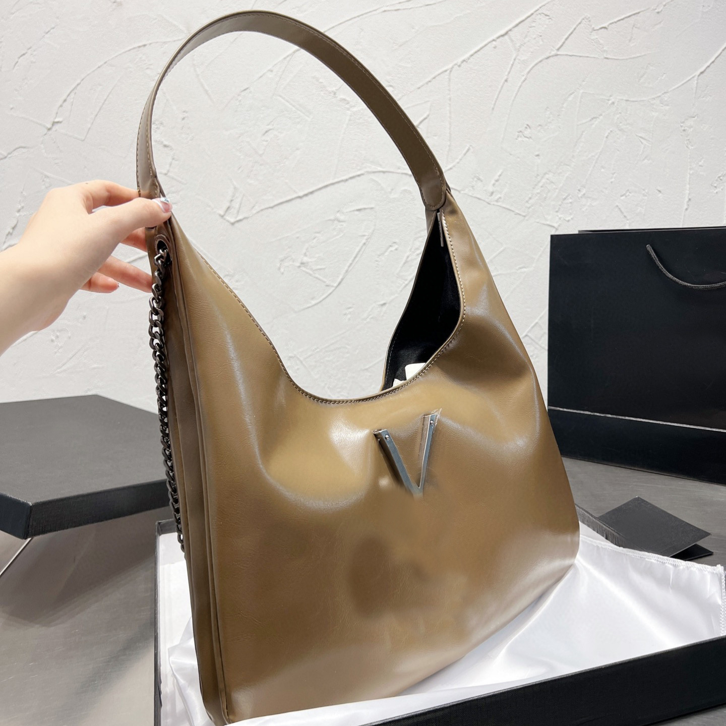 

5A Designer Fashion Totes Bright Leather with A Large Metal Logo Silver Hardware Handbags, Black