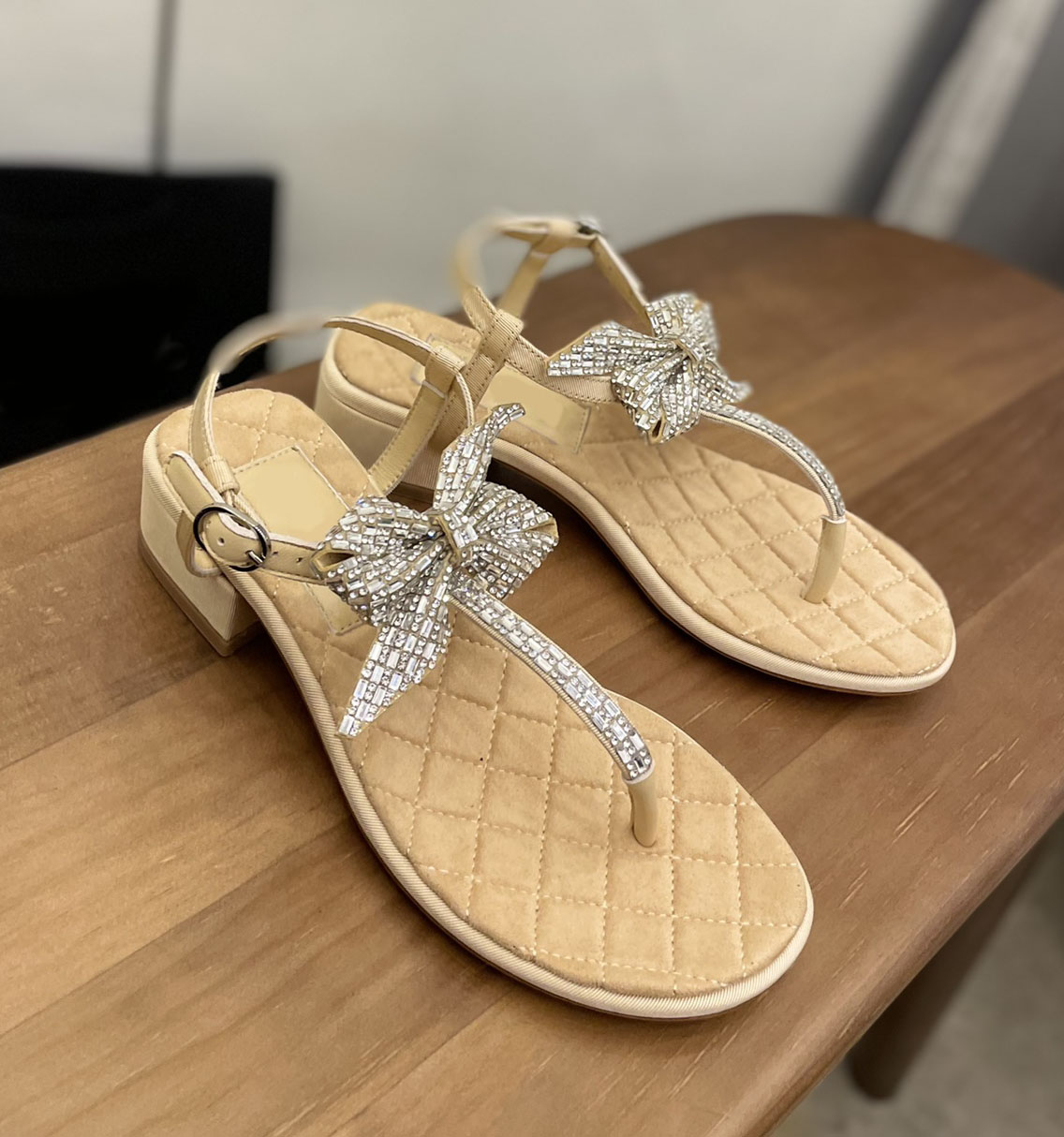 

2022 Women flip flop Sandals Flat Slippers Calfskin Rhinestone Strass Black open toe lace up heels Mule Sandal Summer Designer Luxury Fashion Ladies Beach Slipper, Customize