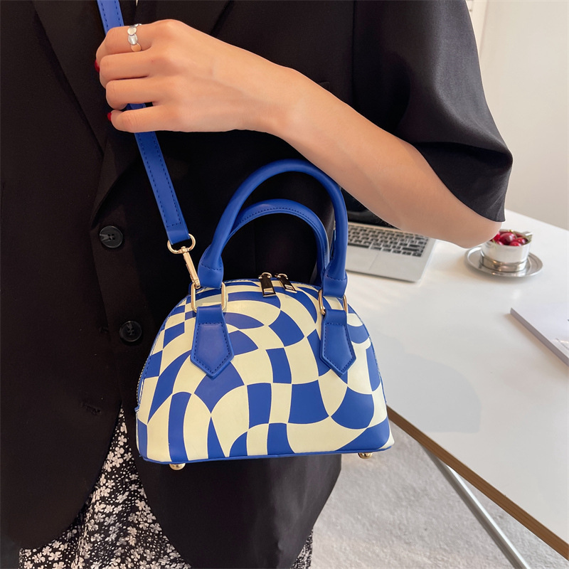 

202210081740WCX The Little One in Three Colors single shoulder messenger bag