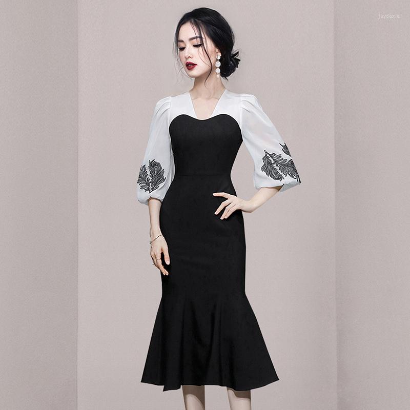 

Casual Dresses Elegant Autumn Embroidery Lantern Sleeve Bodycon Dress Vintage Women V Neck Black White Patchwork Ruffles Mermaid Vestidos