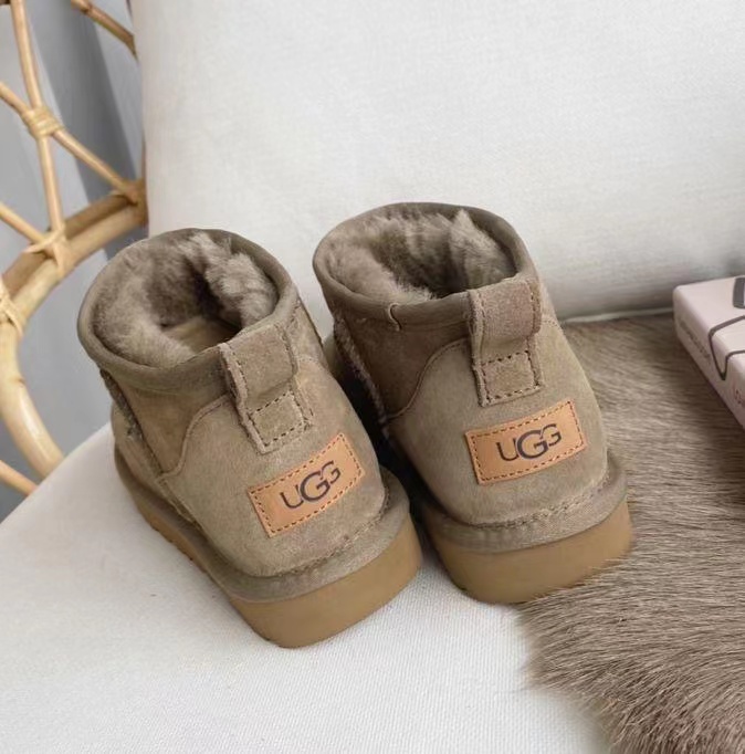 2022 Nouvelles femmes bottes Designer Chaussures de luxe Mode décontractée Vintage Vamp Cowhide Inner Loublage de moutons Rivet Elemen