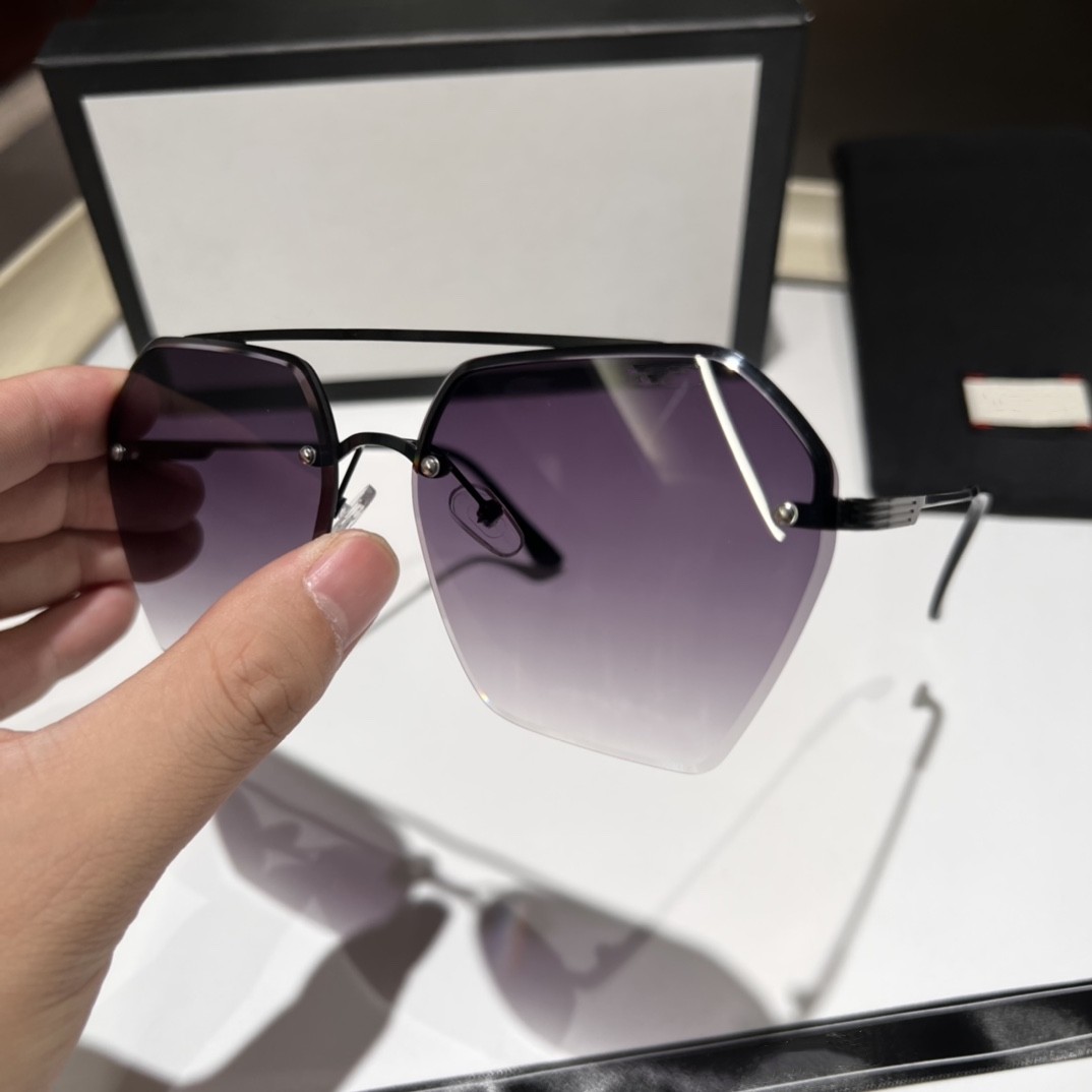 

2 Designer Sunglasses For Women and Men Fashion Model Special UV 400 Protection Double Beam Frame Outdoor Brand Design Alloy Top Quality Cyclone Sunglasses 8851