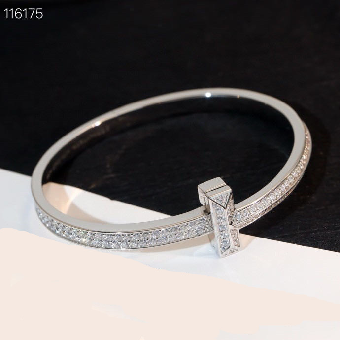 

Designer diamond bracelet wide type 925 silver bracelet material top class gem female elegant luxury holiday party