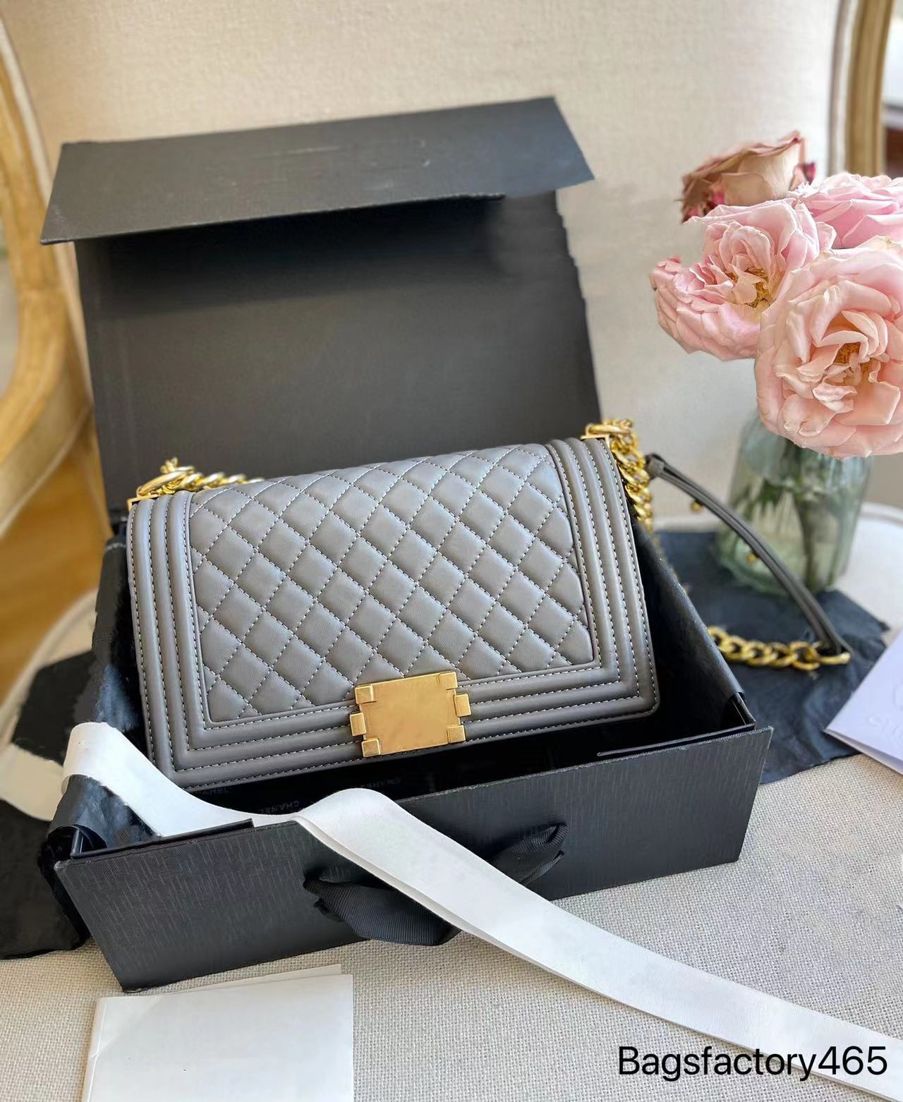 

25CM Womens Lambskin Boy Flap Bags French Classic Purse Quilted Diamond Gold Hardware Chain Leather Shoulder Strap Crossbody Sacoche Designer Luxury Handbags, Red