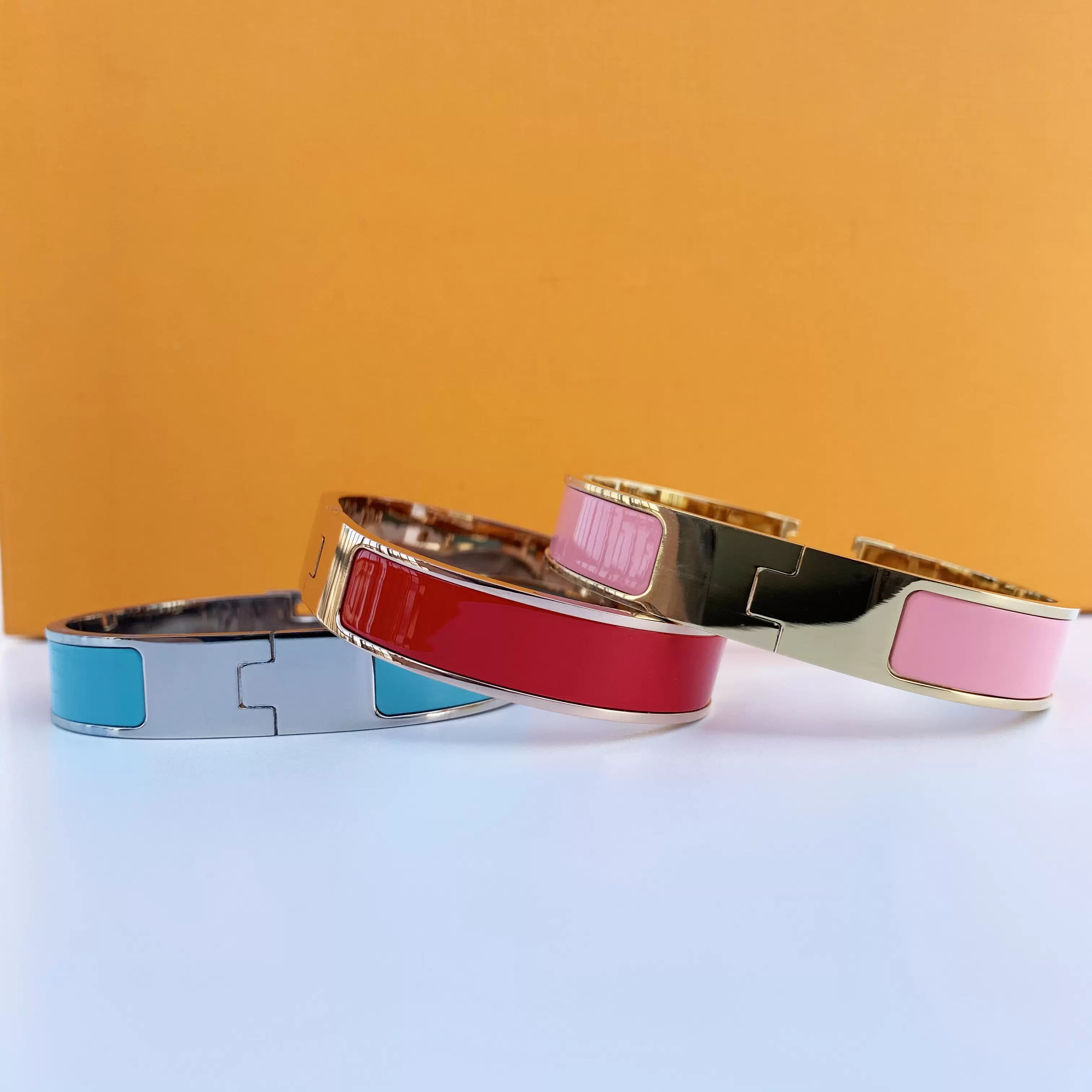 

Unisex Stainless Steel Designer Bracelets - Luxury Fashion Bangles with High-Quality Finish, Available in Silver, Rose Gold & Gold - Perfect Gifts for Any Occasion.