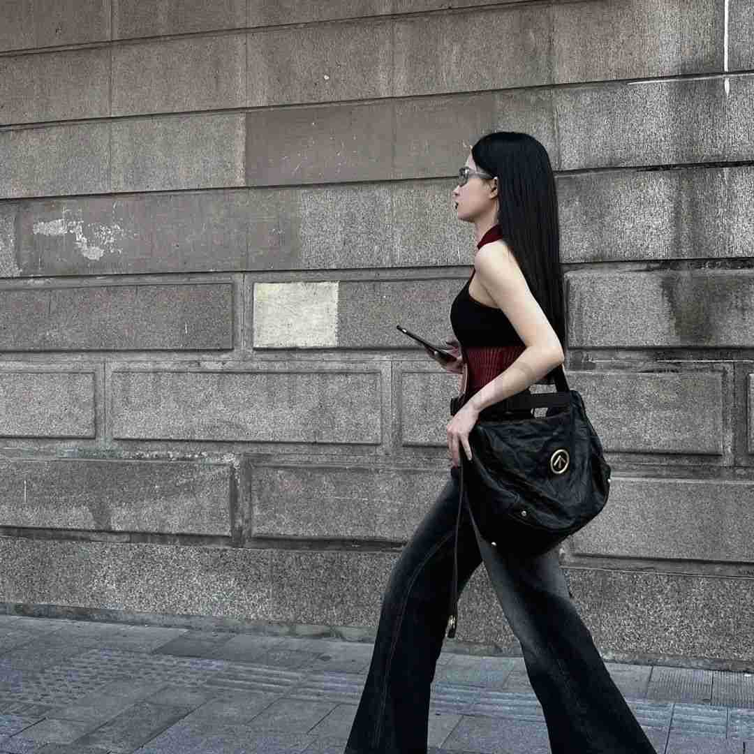 

GROTTO one shoulder messenger bag sexless black stone imported from Italy Pleated large capacity for women, Medium gold standard