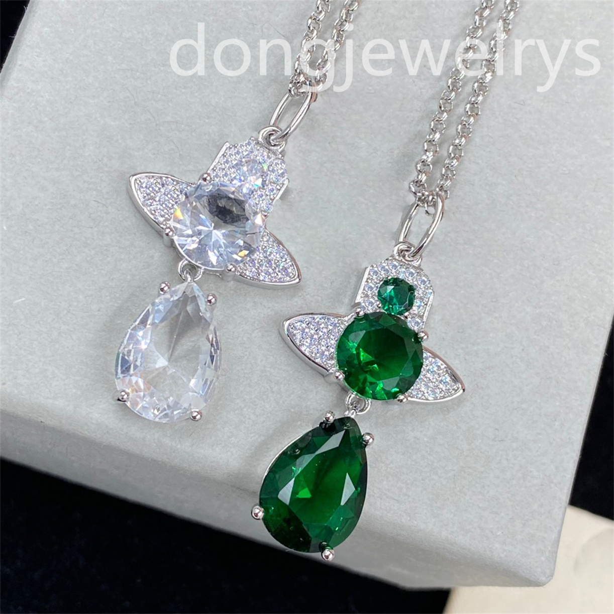 

Design Pendants Emerald Necklace Retro Christmas Gift Dongjewelrys Personality Clavicle Chain Shiny Diamond Necklace Wedding Necklaces