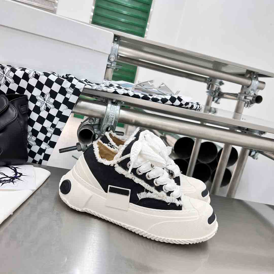 

Women Leather casual shoes men Slides Thong Slipper With Double Flip Flops Metal Chain Fashion Summer Beach Bee Larger Size 35-45, Black