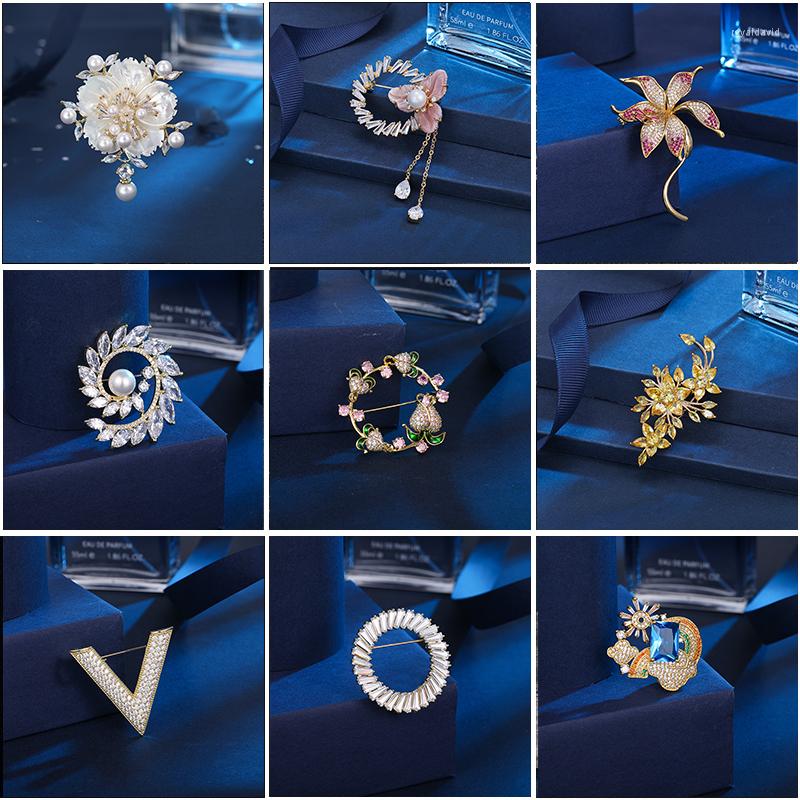 

Brooches Elegant Lotus Women Temperament Shell Flower Brooch Zircon Micro Inlaid Letter Garland Pin Fashion Accessories Jewelry