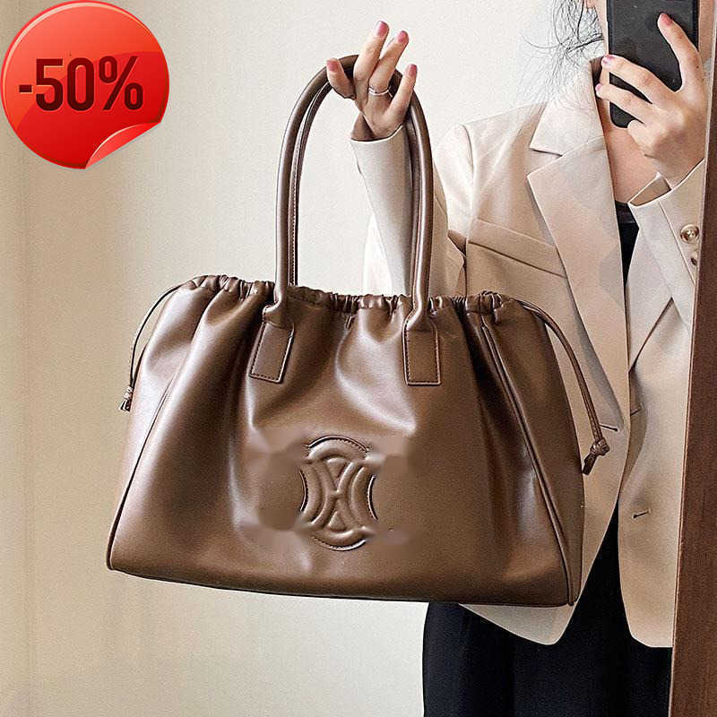 

Designer Bags 2022 New Triumph Arch Soft Bag Drawstring Band Top Big Large Capacity Commuter One Shoulder Handheld Armpit Women's Factory Direct Sale, Black