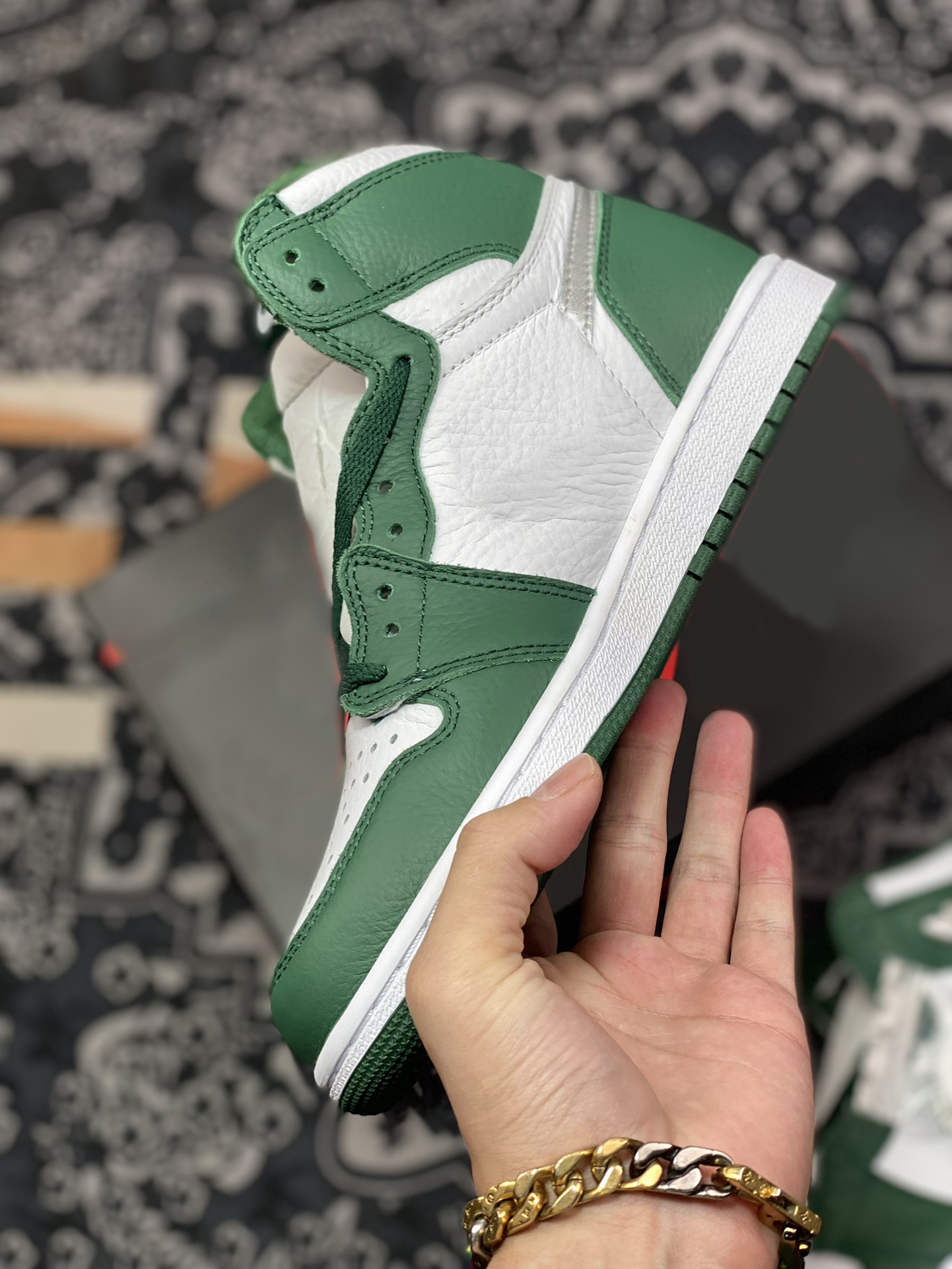 

jumpman Authentic Men Basketball Shoes 1 High OG Gorge Green Sneakers Metallic Silver White Athletic 1S Lost & Found Starfish Heritages Retro Sports Shoes With Box, Customize