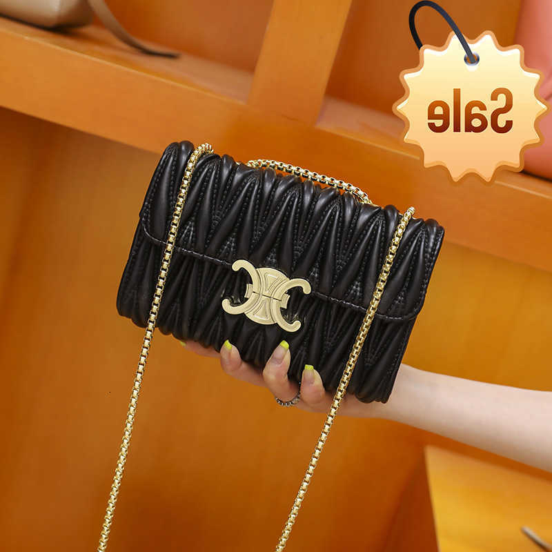 Les sacs de créateurs sont de la chaîne plissée Triomphe Lisa la même 2021 Nouvelle épaule polyvalente de mode haut de gamme