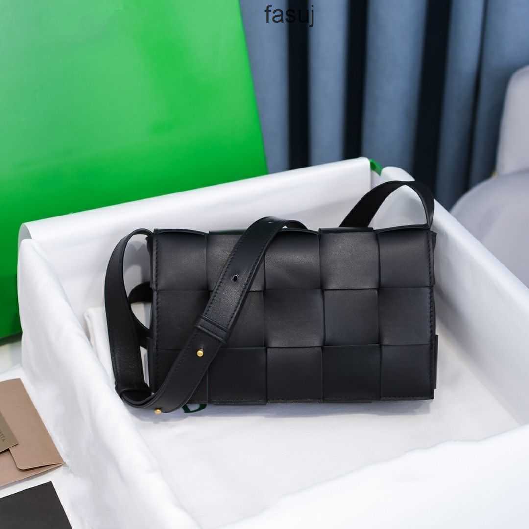 

Fashion Ladies Bottess bags Venetas 2022 sheepskin shoulder lattice woven tofu men's and women's universal Leather Messenger small square, Grape