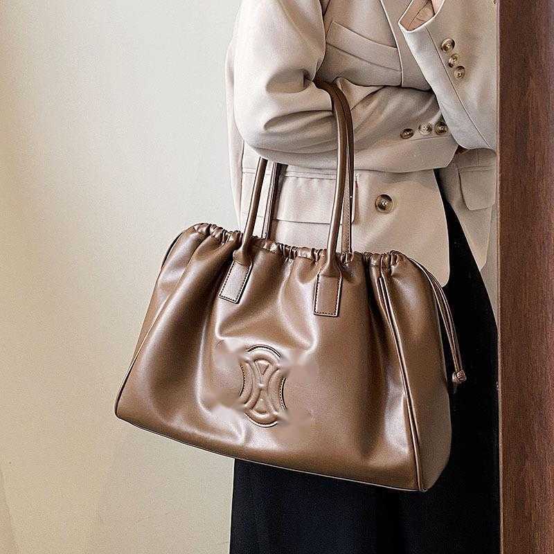 Sacs de créateurs 2022 Nouveau Triumph Arch Sac souple Cordon de serrage Top Big Grande capacité Banlieue Une épaule Poche Aisselle Femme Vente d