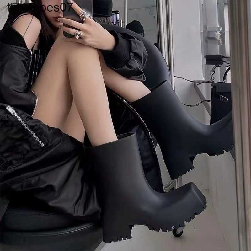 

square head rain boots ins fashion 2022 new clown shoes short tube thick soled waterproof rain shoes for women It sells well in the United States, Blue