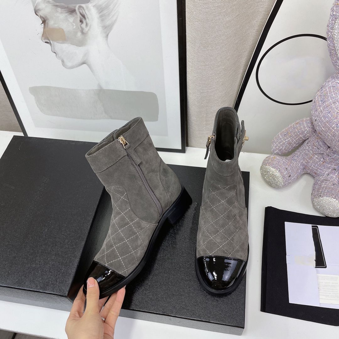 

2022 new designer Vintage short boots can be worn in autumn and winter showing style sheepskin and breathable fashion, Black