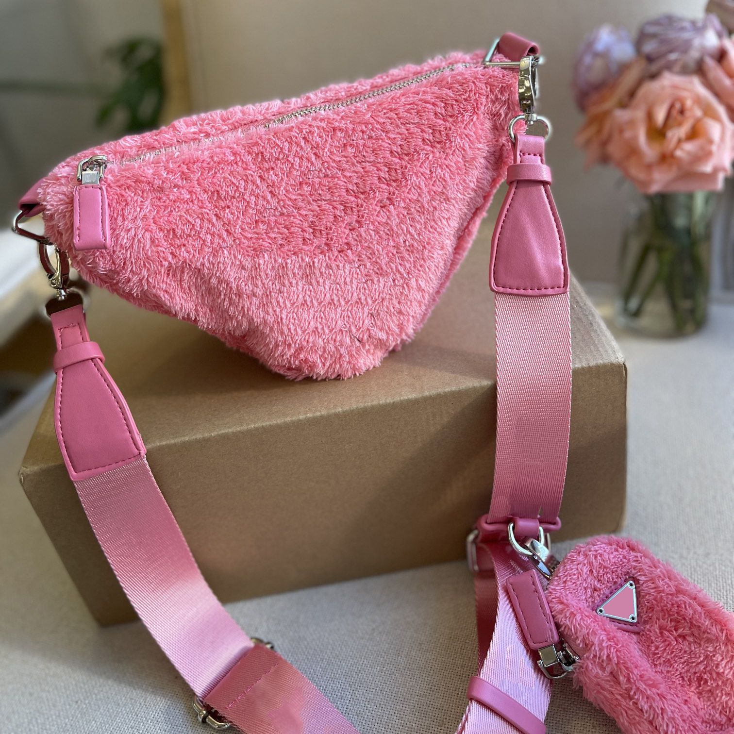 

New Lamb Hair Triangle Bags Designer Messenger Bag Autumn Winter Ladies Totes Handbags With Coin Pocket Clutch, As show