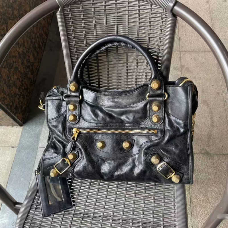 

designer pra bags 2022 new crackle motorcycle bag thread rivet versatile One Shoulder Messenger Bag sweet cool girl handbag lady, Black 24cm gold nail