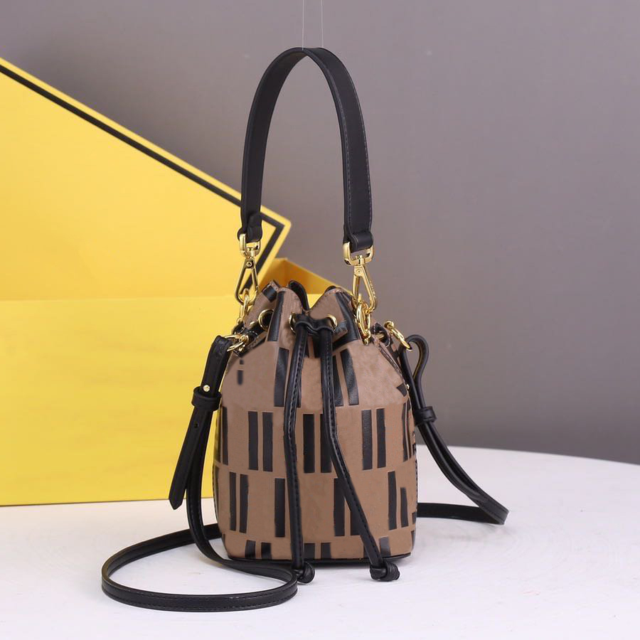 

Designer bucket bag with drawstring and metal logo trim. Two detachable shoulder straps that can be carried by hand and carried cross-body on one shoulder, 4#