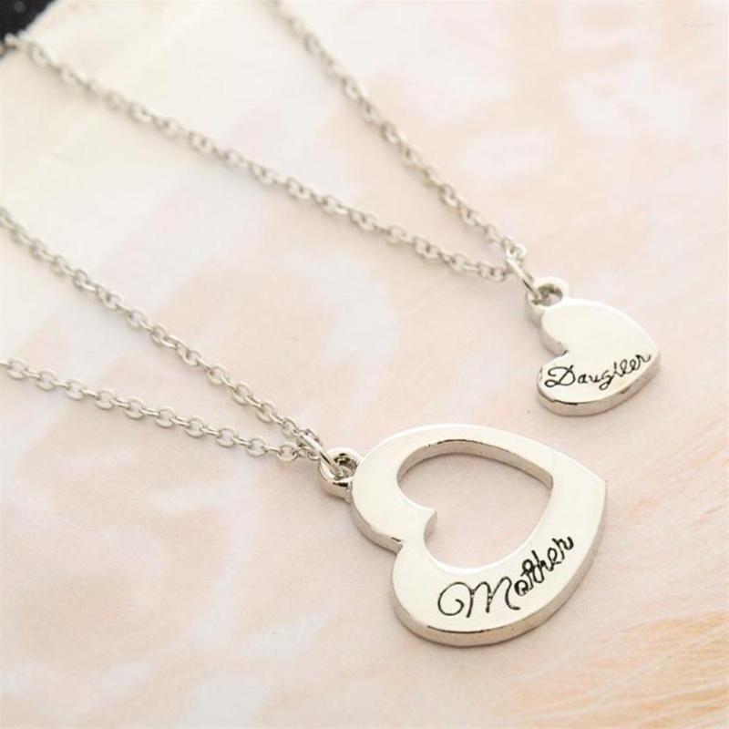 

Pendant Necklaces 2pcs/Set Mother Daughter Heart Necklace Splicing Engraved Letter Love For Women Girls Mom Jewelry Gift
