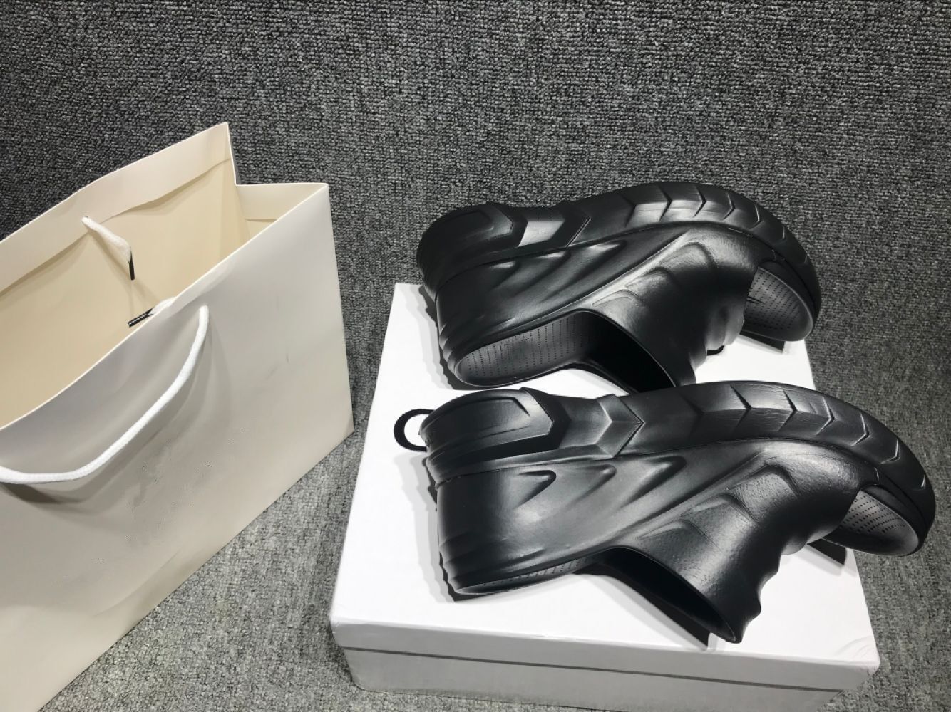 

Women Designer floral indentations platform slipper Marshmallow rubber soles shoe non-slip black flip-flops top slider Wide Flat shoe Lady Sandal With Box1 size 35-40