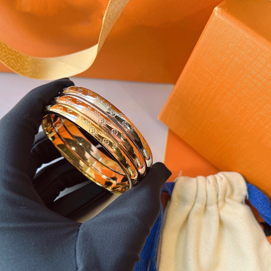 

Fashion Designer Women Bracelet Charm Delicate Invisible Luxury Jewelry New Magnetic Buckle Gold Leather