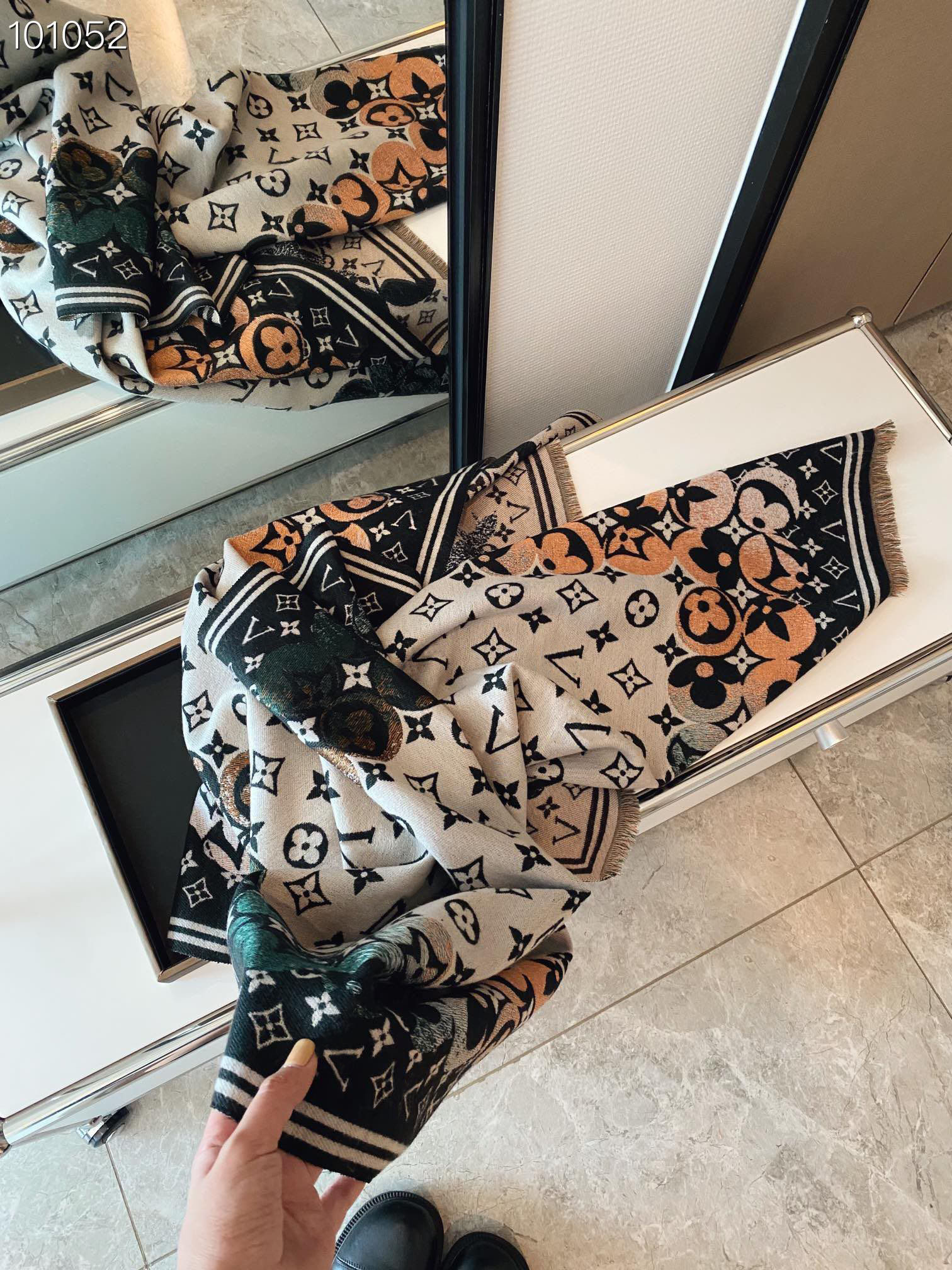 

2023 The new flower pattern men's and women's scarves in four colors