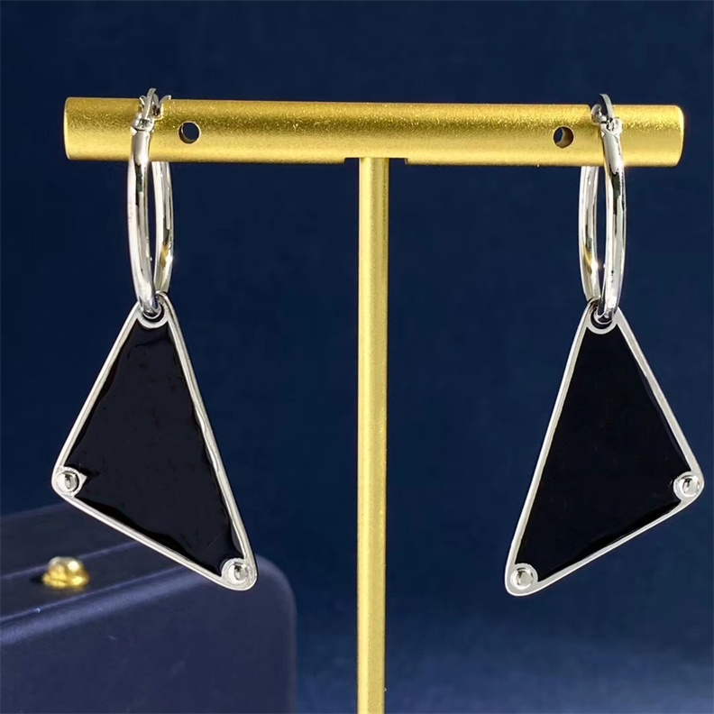 

Sliver Black Charm Jewelry Personalize Earring Designer for Womans Fashion Friendship Jewellery Luxury Brand Designers Earrings Women Triangle Punk Accessories
