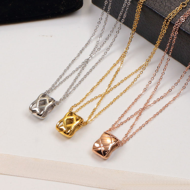 

Love Necklace Designer women Pendants Retro embellishment bronze Charm Chain Pendant Necklaces Fashion Rhombic grid Jewelry