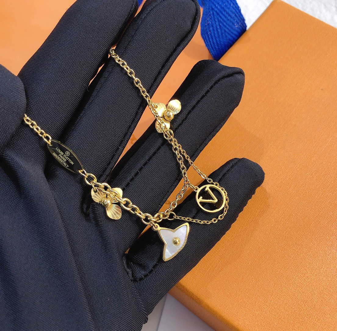 

Classic Design Bracelet Fashion Link Chains For Woman Flower Element with Chain Tail Adjustable Size Bracelets Fashion Versatile Foundation