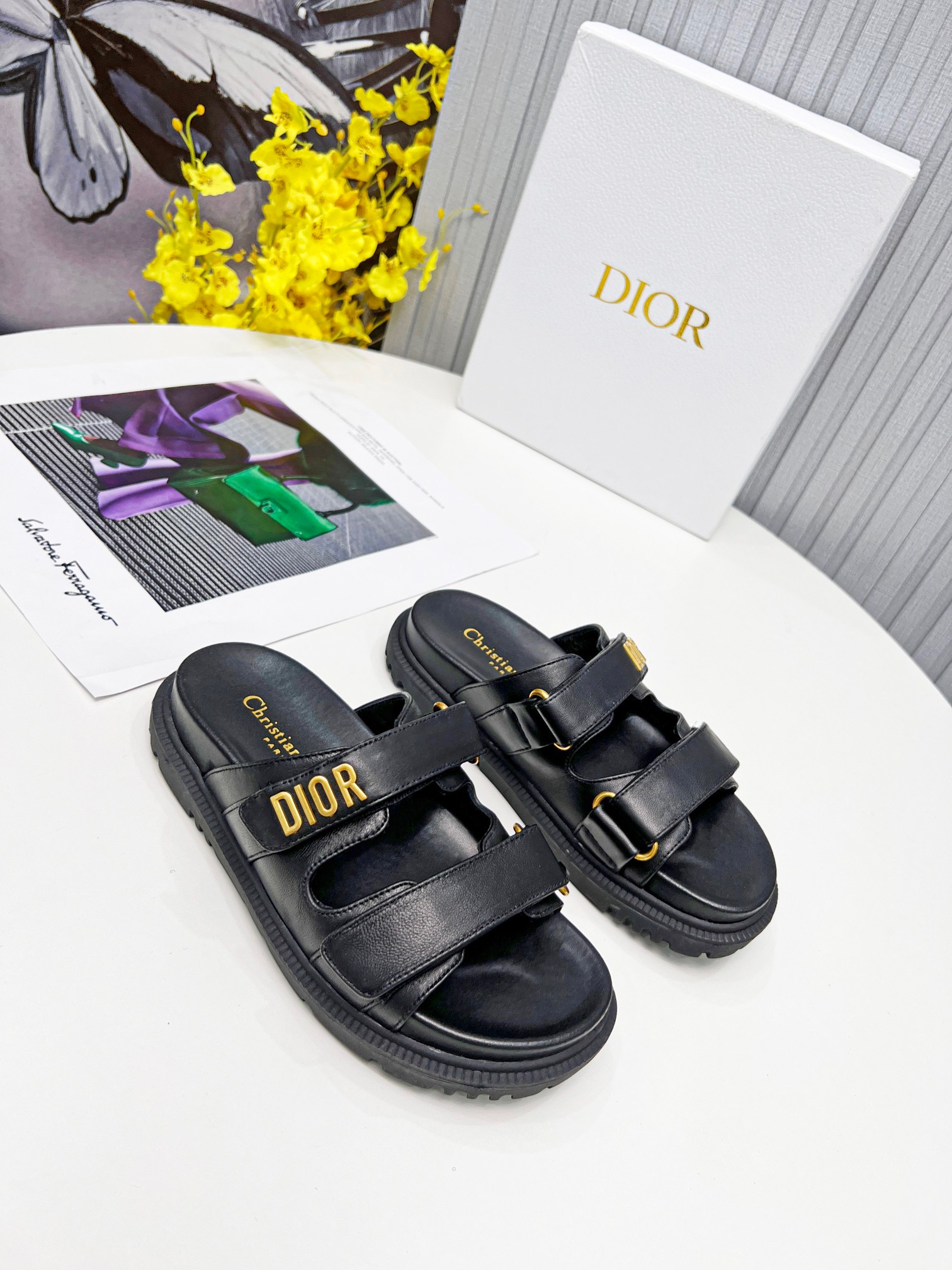 2022 Designer glissa les pantoufles femmes noires avec des plats bandes sandales en cuir embelli sabellue mate